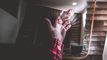 Mano lancia dadi in vano scale come Cesare