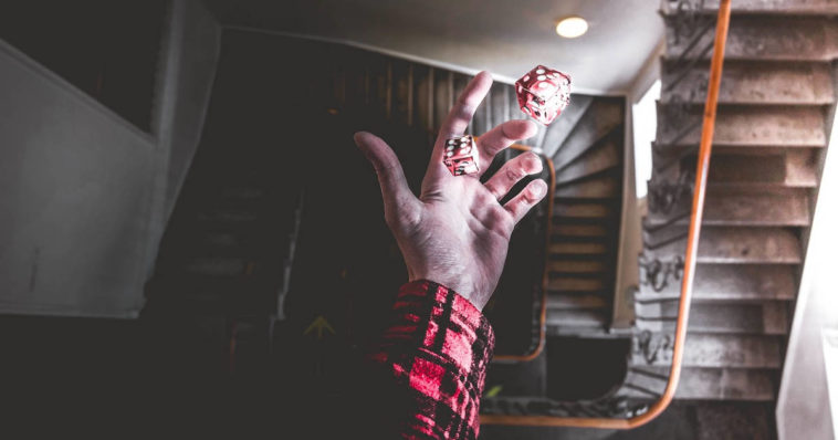 Mano lancia dadi in vano scale come Cesare