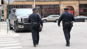 Forze dell'ordine camminano piedipiatti