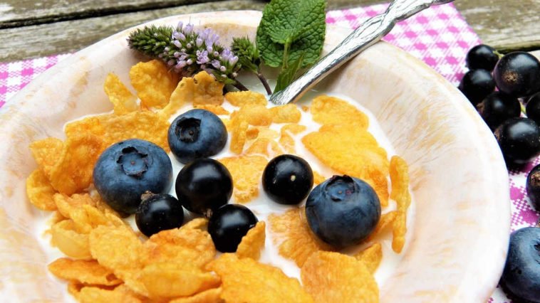 Corn flakes, mirtilli e yogurt per colazione