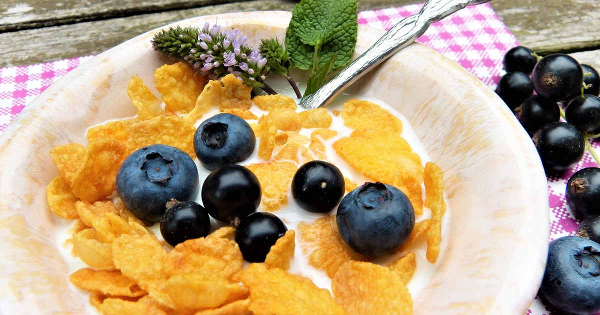 Corn flakes, mirtilli e yogurt per colazione