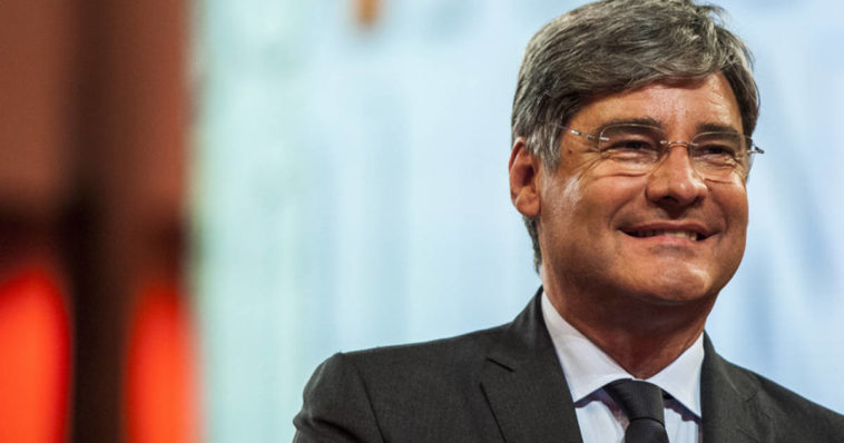 foto di Del Debbio mentre conduceva quinta colonna