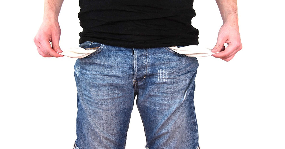 Essere al verde e quindi senza soldi.