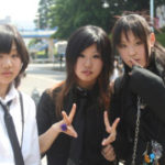 Asiatiche ragazze vestiti neri bianchi