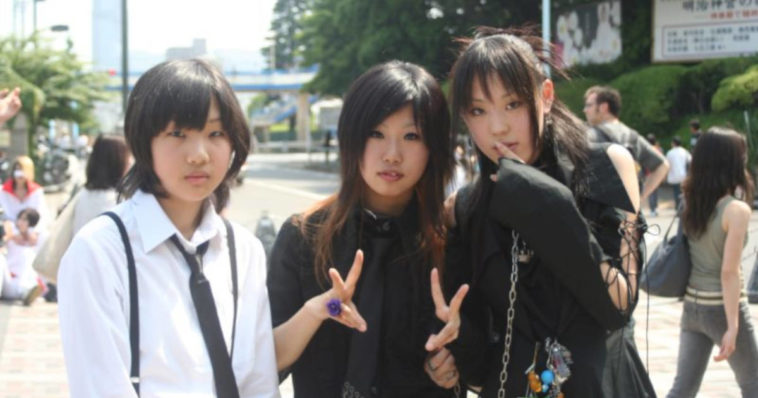 Asiatiche ragazze vestiti neri bianchi