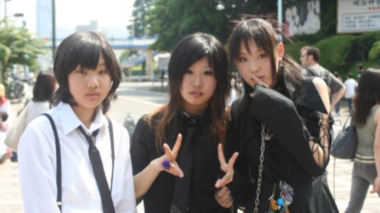 Asiatiche ragazze vestiti neri bianchi