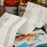 Scontrino con della spesa fatta al supermercato che sarà scolorito