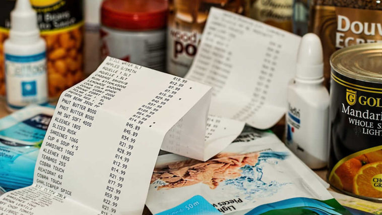 Scontrino con della spesa fatta al supermercato che sarà scolorito