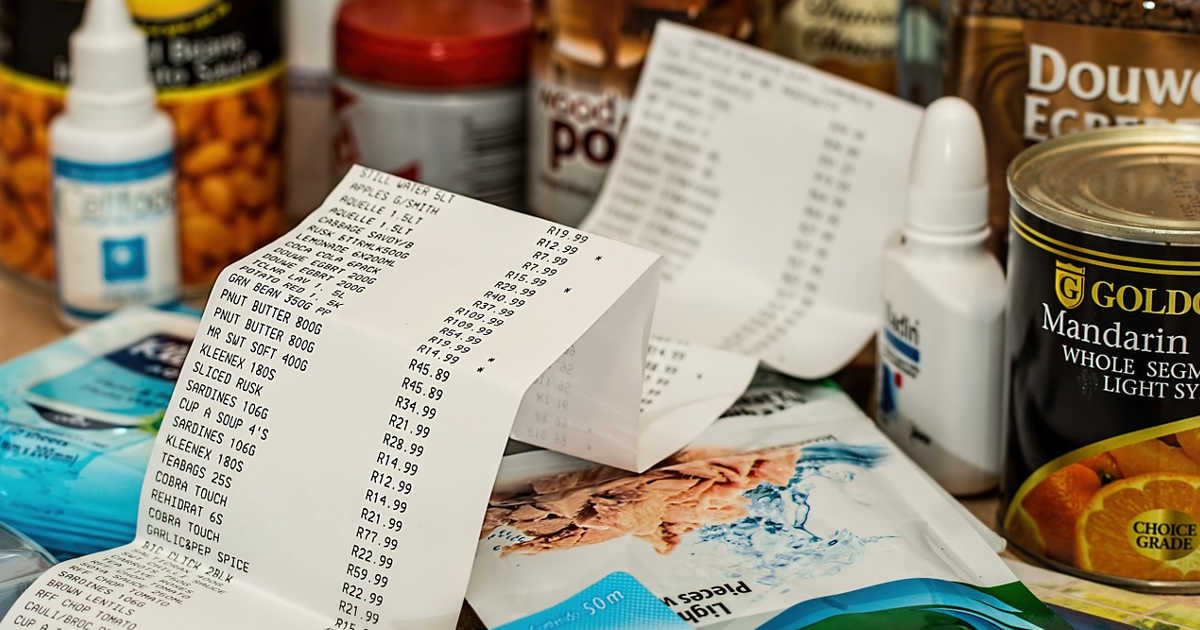 Scontrino con della spesa fatta al supermercato che sarà scolorito
