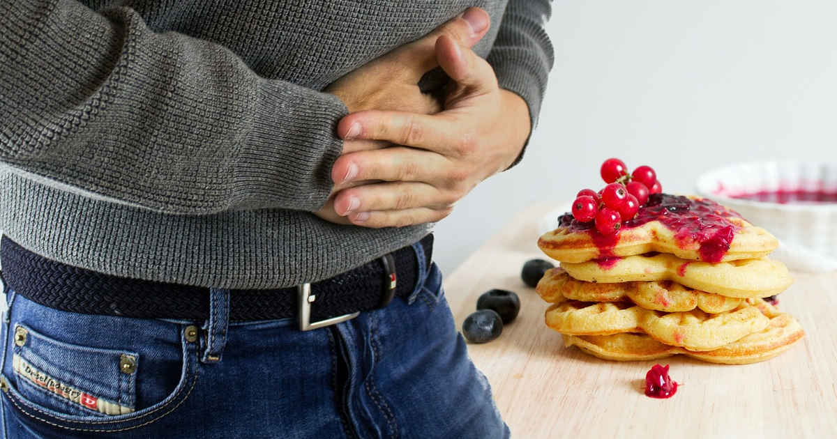 Uno stomaco che brontola per fame di pancakes