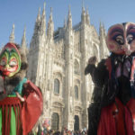 Uomini in maschera in piazza del Duomo a Milano che festeggiano il carnevale ambrosiano