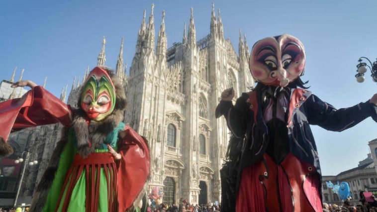 Uomini in maschera in piazza del Duomo a Milano che festeggiano il carnevale ambrosiano