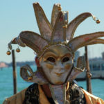 Una persona mascherata durante il carnevale di Venezia.