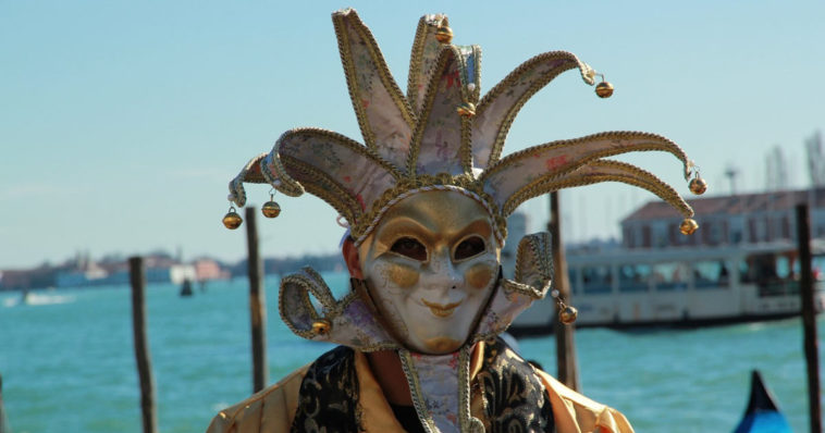 Una persona mascherata durante il carnevale di Venezia.