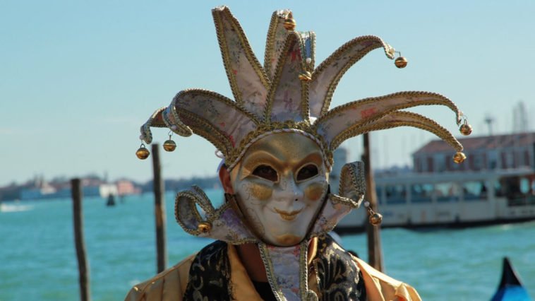 Una persona mascherata durante il carnevale di Venezia.