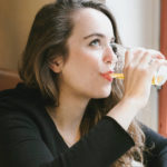 Ragazza beve birra in un locale