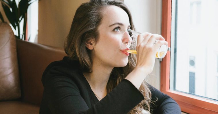 Ragazza beve birra in un locale