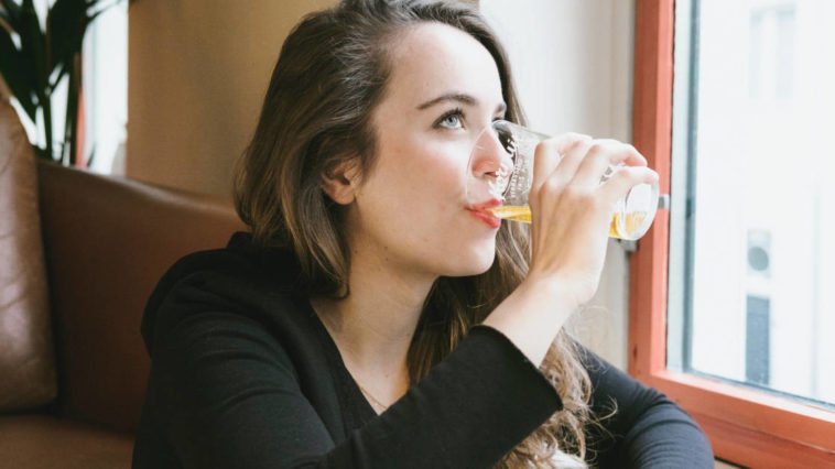 Ragazza beve birra in un locale