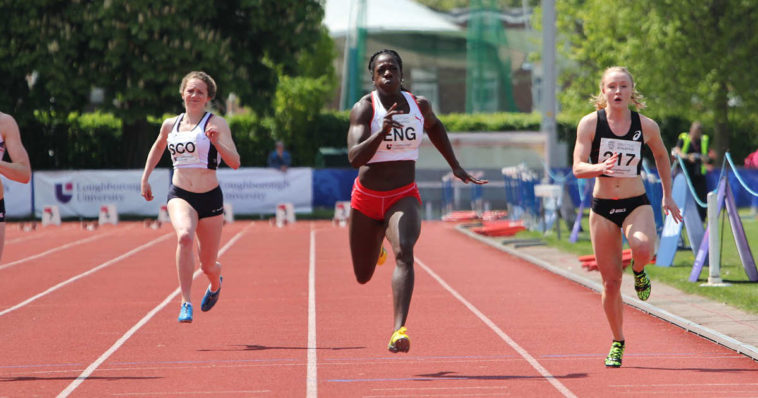 Atlete corrono gara di 100 metri partendo dai blocchi di partenza fino al traguardo