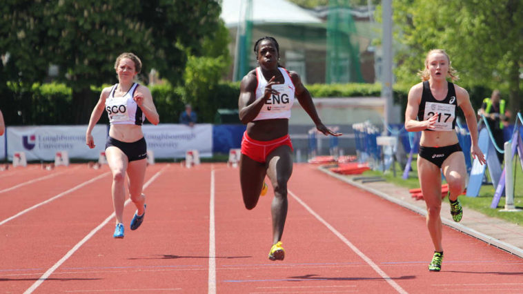 Atlete corrono gara di 100 metri partendo dai blocchi di partenza fino al traguardo