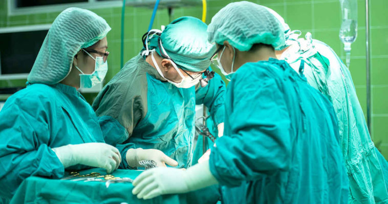 Una equipe chirurgica in sala operatoria compie un trapianto di rene