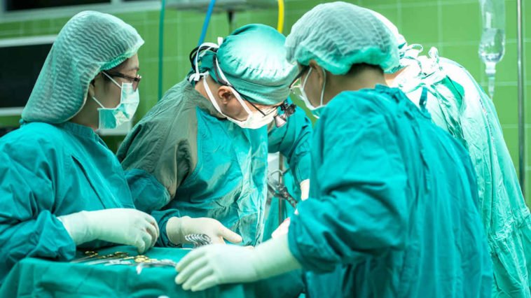 Una equipe chirurgica in sala operatoria compie un trapianto di rene