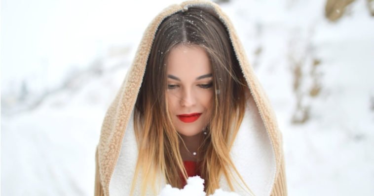 Una ragazza al freddo