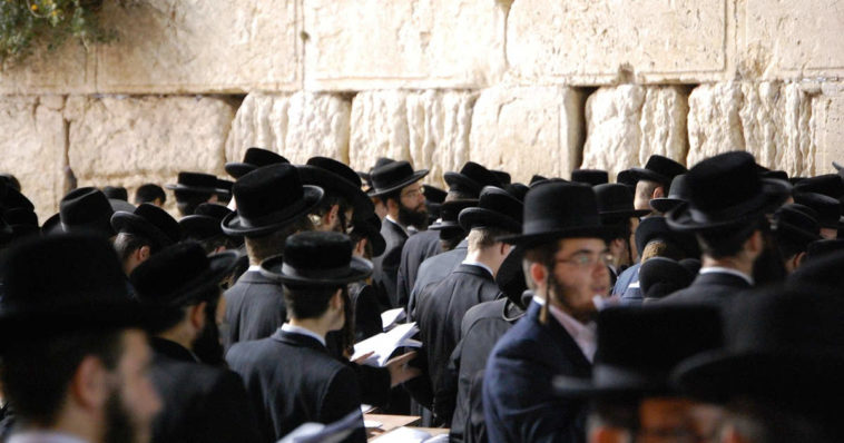 Ebrei in preghiera davanti un muro a Gerusalemme, Israele