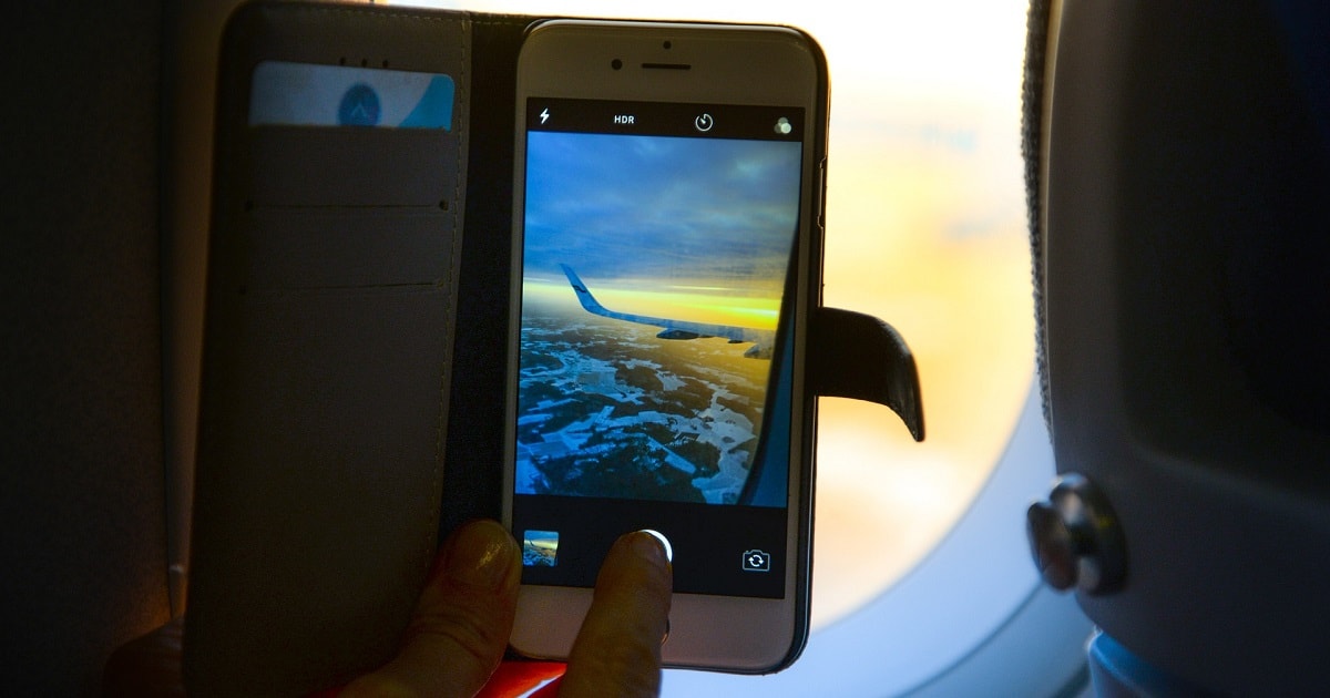 Uno smartphone in uso su un aereo