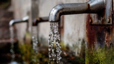 acqua fresca che sgorga da un rubinetto pubblico