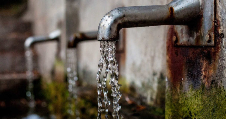 acqua fresca che sgorga da un rubinetto pubblico