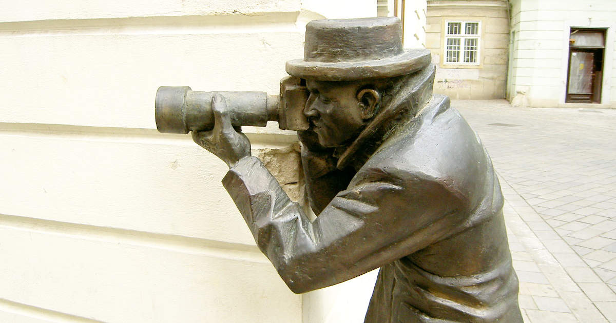 Una statua in bronzo di un paparazzo, a Bratislava.