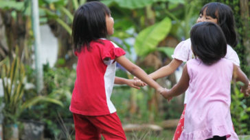 Bambine in un girotondo