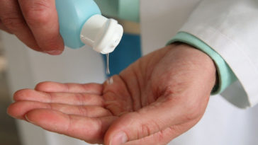 Lavarsi le mani con un igienizzante (Amuchina)