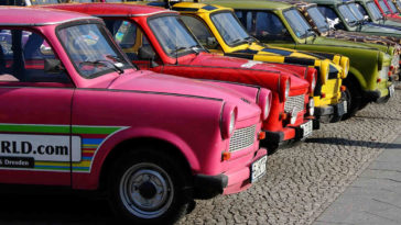 Auto colorate in colonna