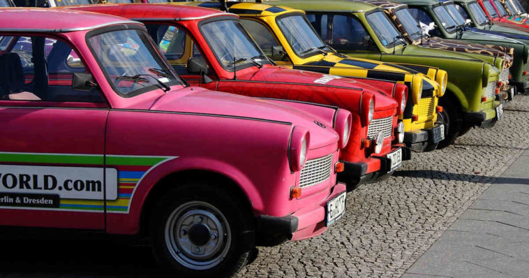 Auto colorate in colonna