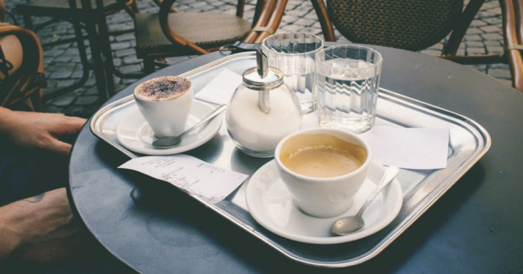 Caffè e bicchiere d'acqua.
