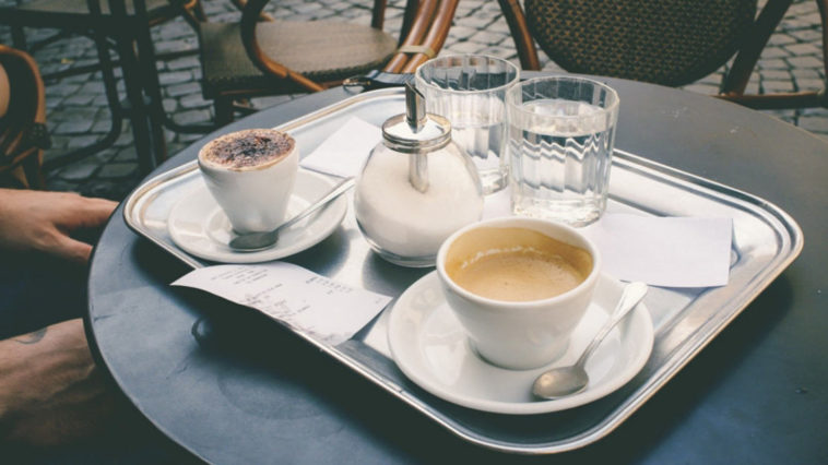 Caffè e bicchiere d'acqua.