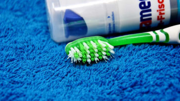 Spazzolino e dentifricio