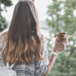 Ragazza viaggia e beve nel verde
