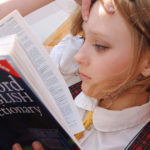 Ragazza cerca la parola crush sul dizionario inglese