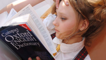 Ragazza cerca la parola crush sul dizionario inglese