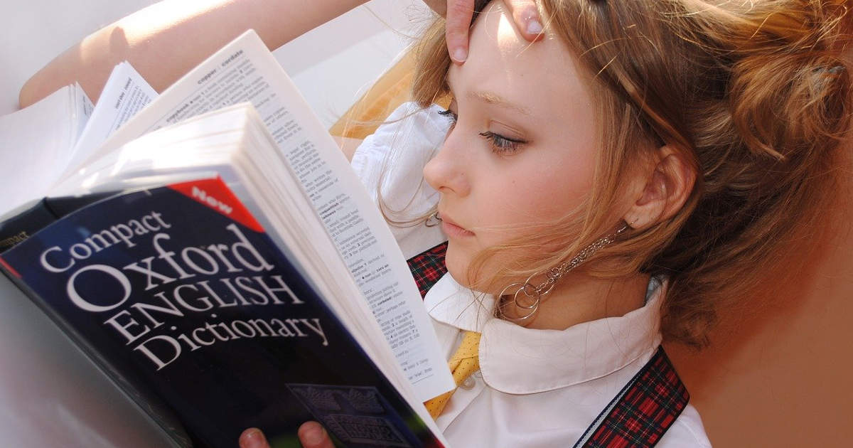 Ragazza cerca la parola crush sul dizionario inglese