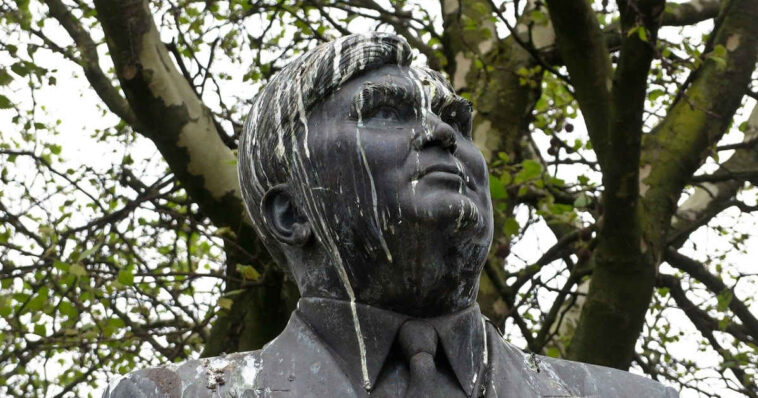 Una statua macchia dagli escrementi di uccelli