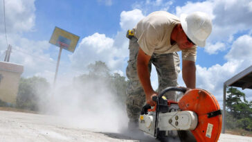 Operaio respira polvere durante il lavoro
