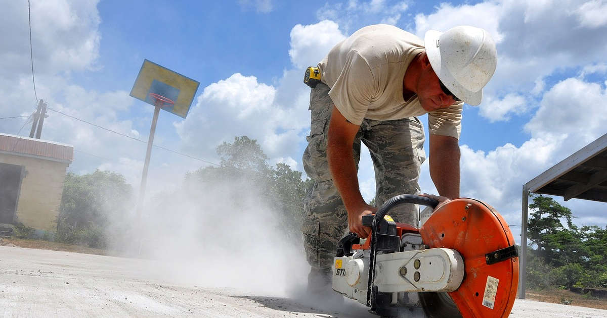 Operaio respira polvere durante il lavoro
